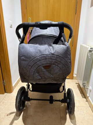 Cochecito de bebé gris con estampado