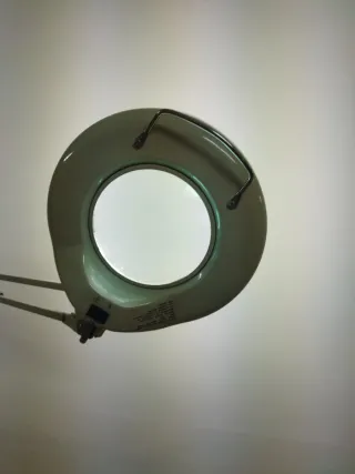 Lámpara de pie con lupa