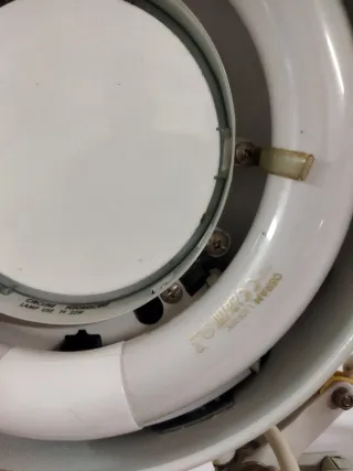Lámpara de pie con lupa