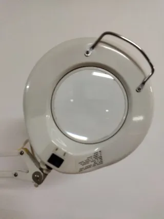 Lámpara de pie con lupa