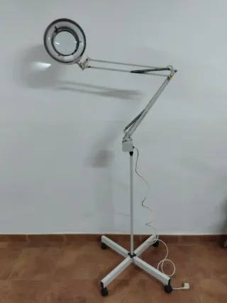 Lámpara de pie con lupa