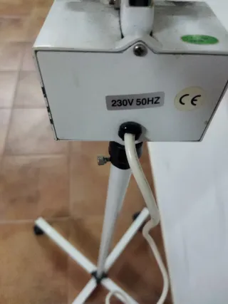 Lámpara de pie con lupa