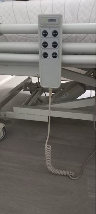 Cama articulada para enfermos