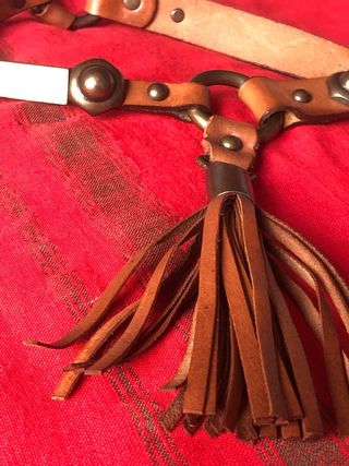 Cinturón BDBA cuero, metal y flecos