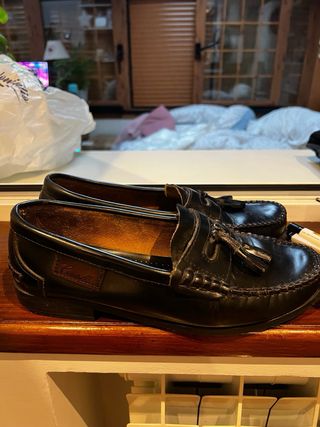 Zapatos negros de vestir con flecos