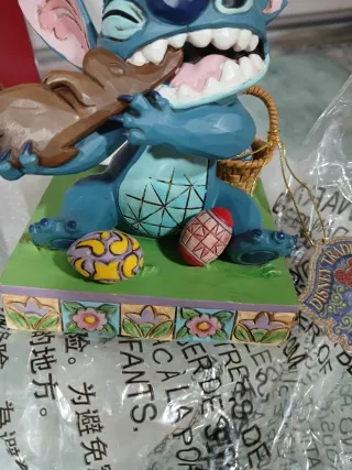 Figura Stitch comiendo chocolate Pascua