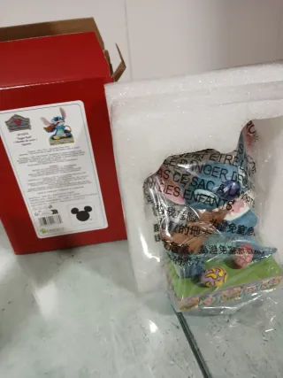 Figura Stitch comiendo chocolate Pascua