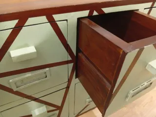 Mueble de madera con cajones pequeños