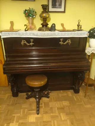 Piano de madera oscuro