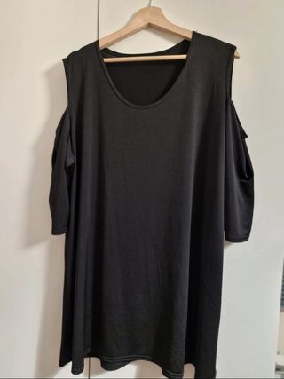 Camiseta licra hombro descubierto negra