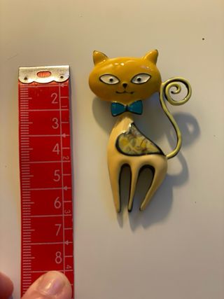 Broche gato esmaltado con pajarita