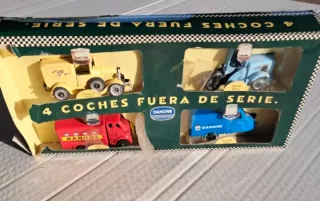 Caja 4 camiones metálicos Danone