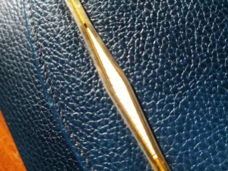 Pochette blu pelle con catena dorata