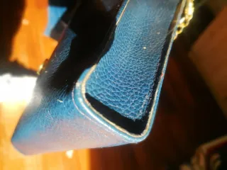 Pochette blu pelle con catena dorata