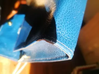 Pochette blu pelle con catena dorata