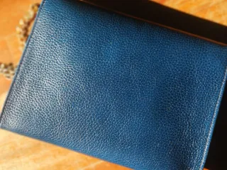 Pochette blu pelle con catena dorata