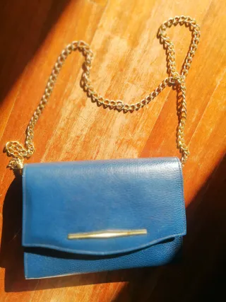 Pochette blu pelle con catena dorata
