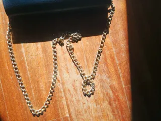 Pochette blu pelle con catena dorata