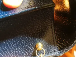 Pochette blu pelle con catena dorata