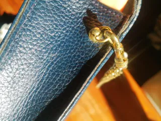 Pochette blu pelle con catena dorata