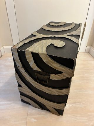 Baúl decorativo negro y plateado