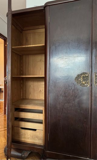 Guardaroba Classico in Legno Scuro
