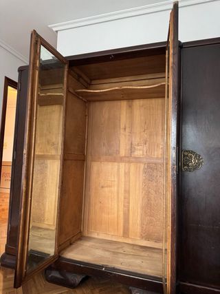 Guardaroba Classico in Legno Scuro