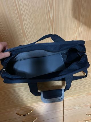 Bolso de viaje negro y gris