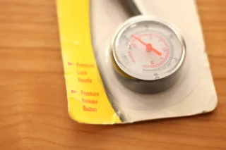 Comprobador de presión de neumáticos Dial