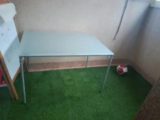 Mesa de cristal y metal plateada