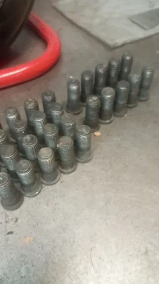 Tornillos estriados rueda