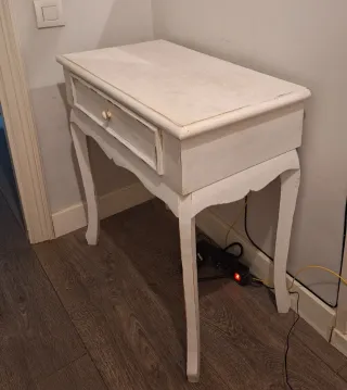 Mueble recibidor de madera blanco.