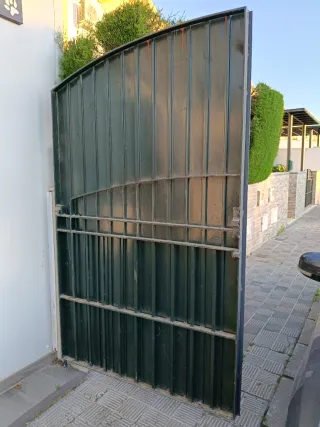 Portón de hierro de entrada metálico curvo URGE