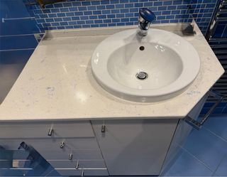 Mueble de baño con lavabo y grifo Grohe