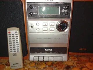 Equipo de música Sanyo Plata y Madera