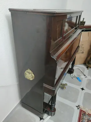 Piano Vertical Montano.