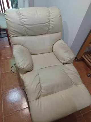 Dos sillones reclinables con masajeador y control.
