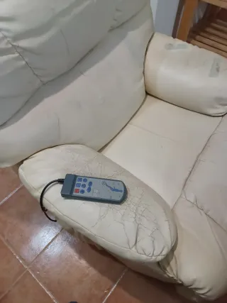 Dos sillones reclinables con masajeador y control.