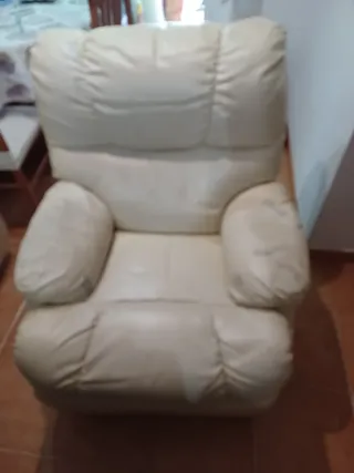 Dos sillones reclinables con masajeador y control.