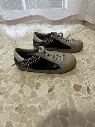 Zapatillas grises con estampado brillante