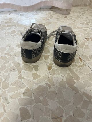 Zapatillas grises con estampado brillante