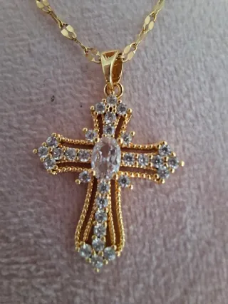 Cruz con circonitas y cadena de acero
