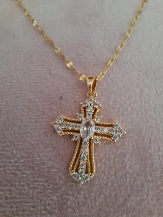 Cruz con circonitas y cadena de acero