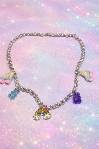 Collar plateado con charms de patines y ositos