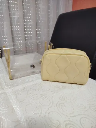 Bolso amarillo clarito con funda transparente