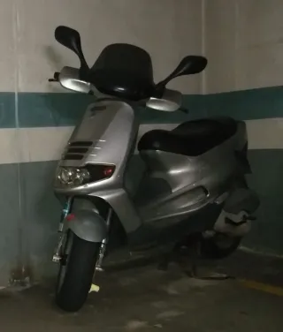 Piaggio 125 Scooter Plata con chaqueta y guantes