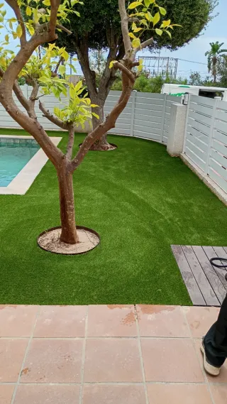 Instalación y mantenimiento césped artificial