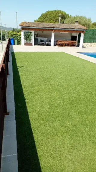 Instalación y mantenimiento césped artificial