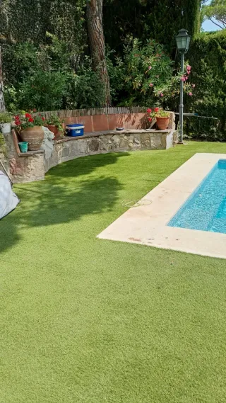 Instalación y mantenimiento césped artificial