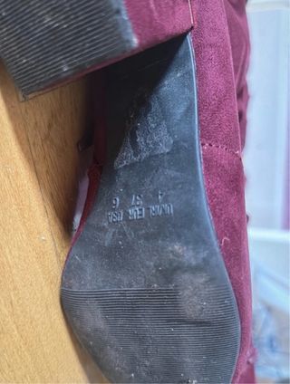 Botas altas burdeos ante con tacón dorado